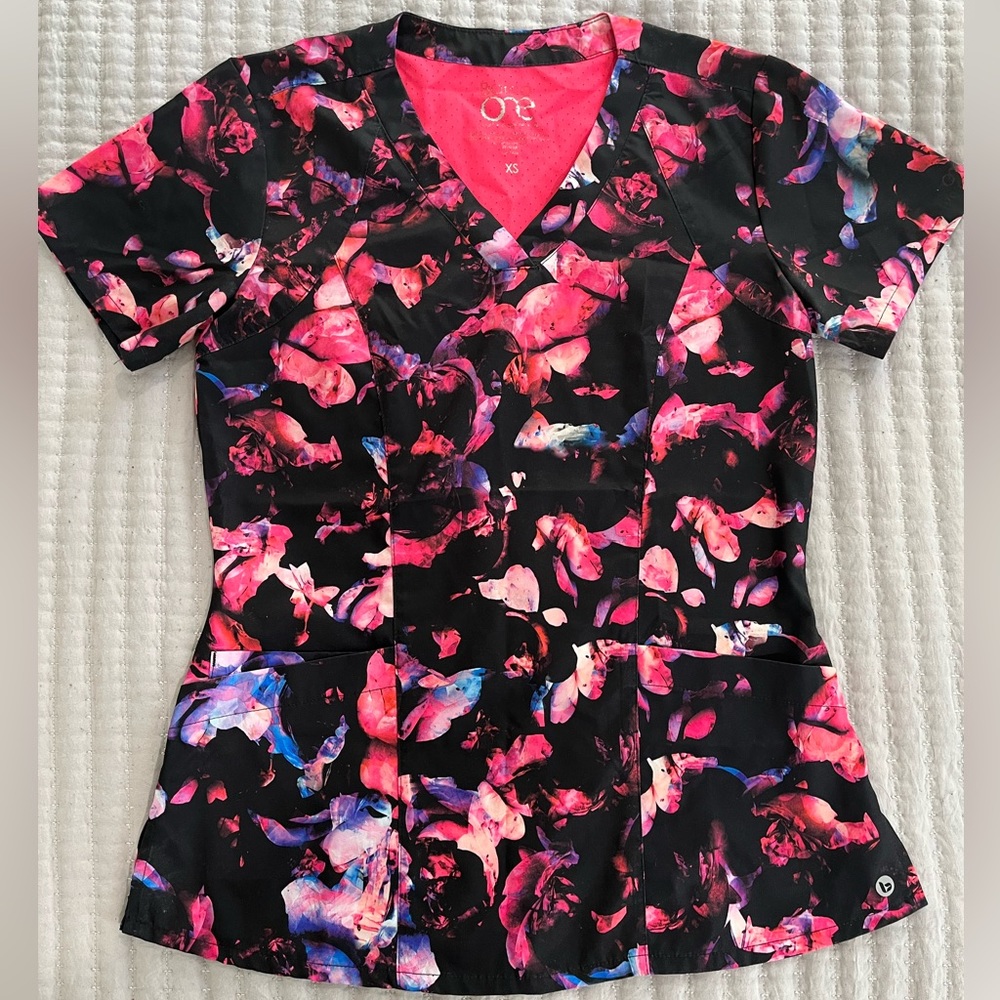 Barco one scrub top